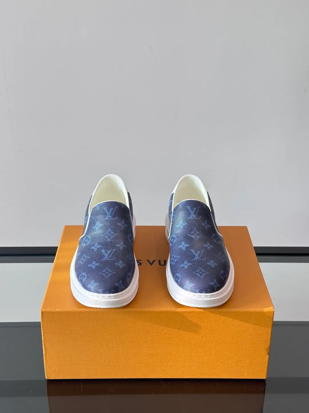 Men's shoes 💰p360 "LOUIS VUITTO＊" Classic presbyopic slip-on loafers are made of classic Damier Gra men's shoes 💰phite canvas, with LV logo embellishment on the shoe body, leather straps decorated with LV metal logo buckles, smooth calf leather trim, and Monogram flower rubber outsole, full of youthful vitality and elegance. Blake craftsmanship and hand-stitched uppers cleverly establish recognition, and the standard sheepskin lining provides a comfortable and soft foot feel! Size: 38-44